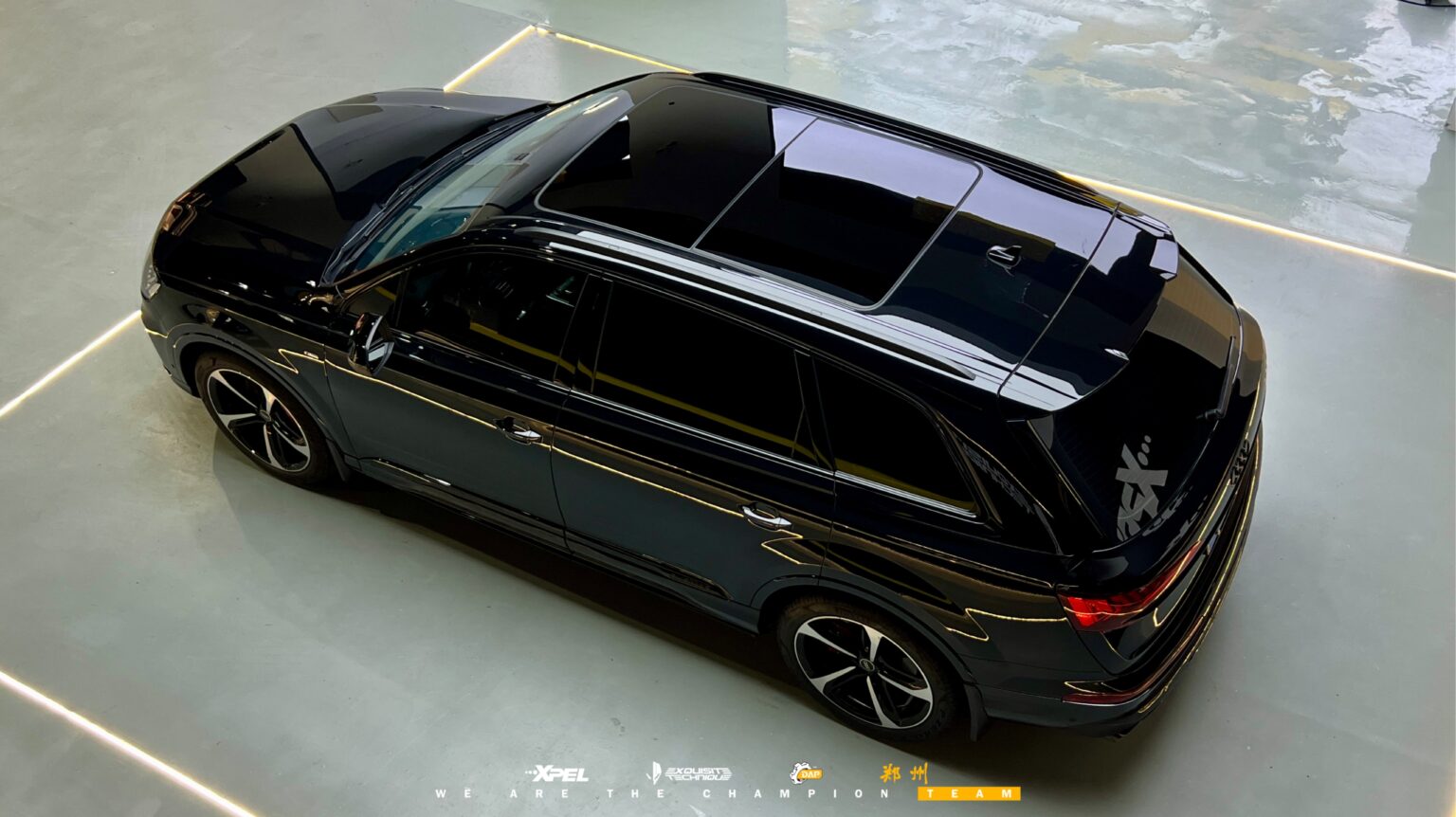 郑州奥迪 Q7 装贴 XPEL 隐形车衣展厅完工实拍,黑色 SUV 侧后视角