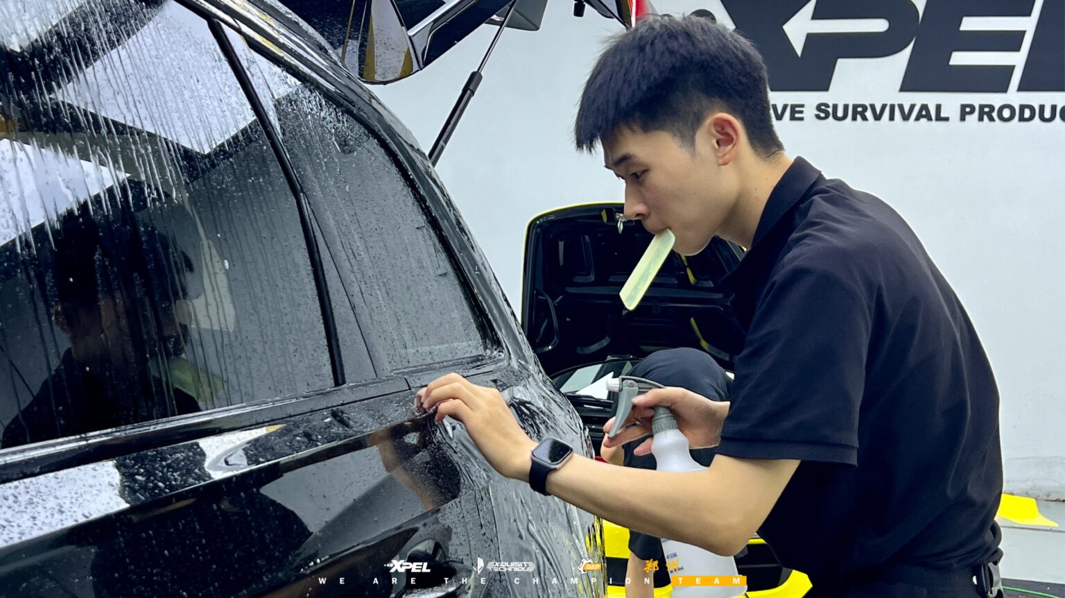 技师在奥迪 Q7 前门框与 A 柱交界处收边处理