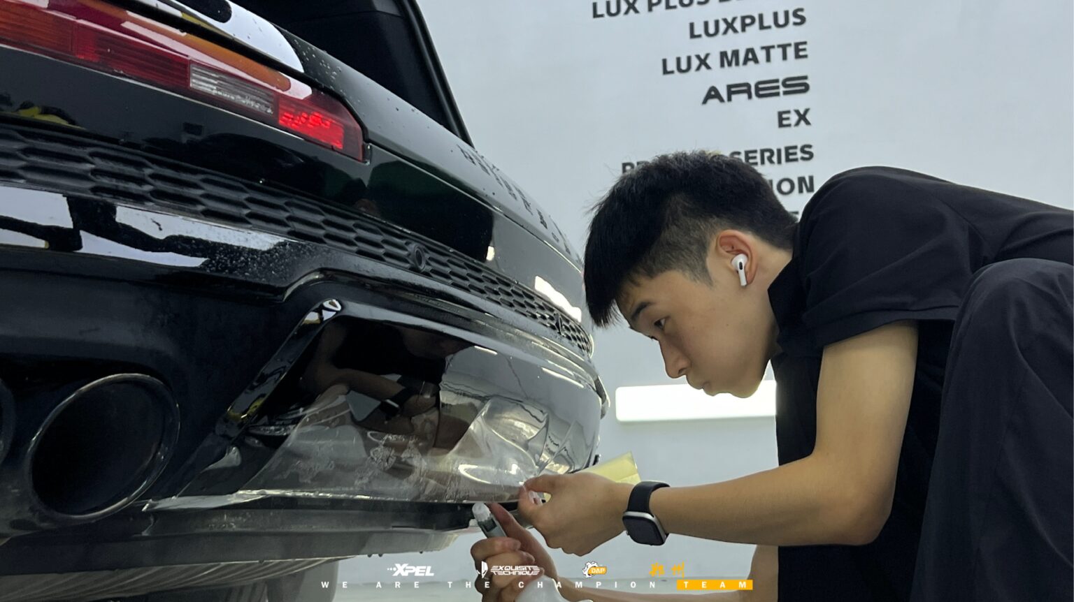 技师在奥迪 Q7 尾门下沿收边施工