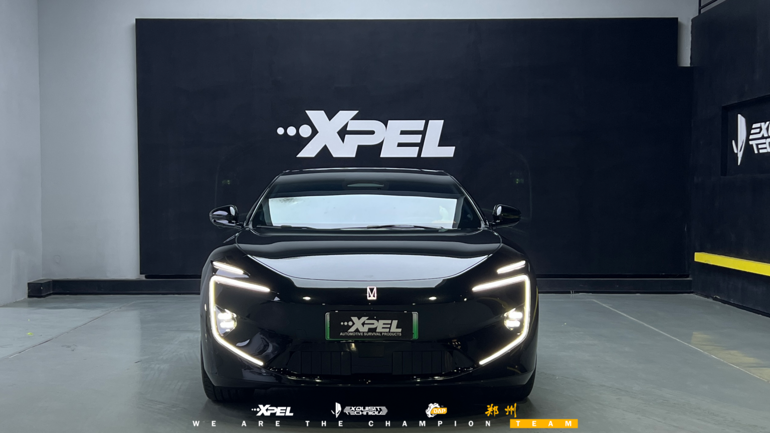 郑州阿维塔 12 装贴 XPEL 隐形车衣展厅完工正面实拍,黑色轿跑