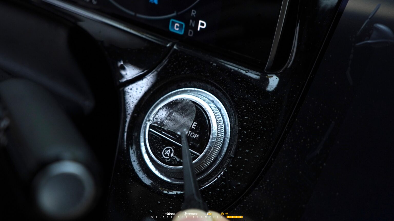 技师在奔驰 E300 中控旋钮边缘做膜体收边处理