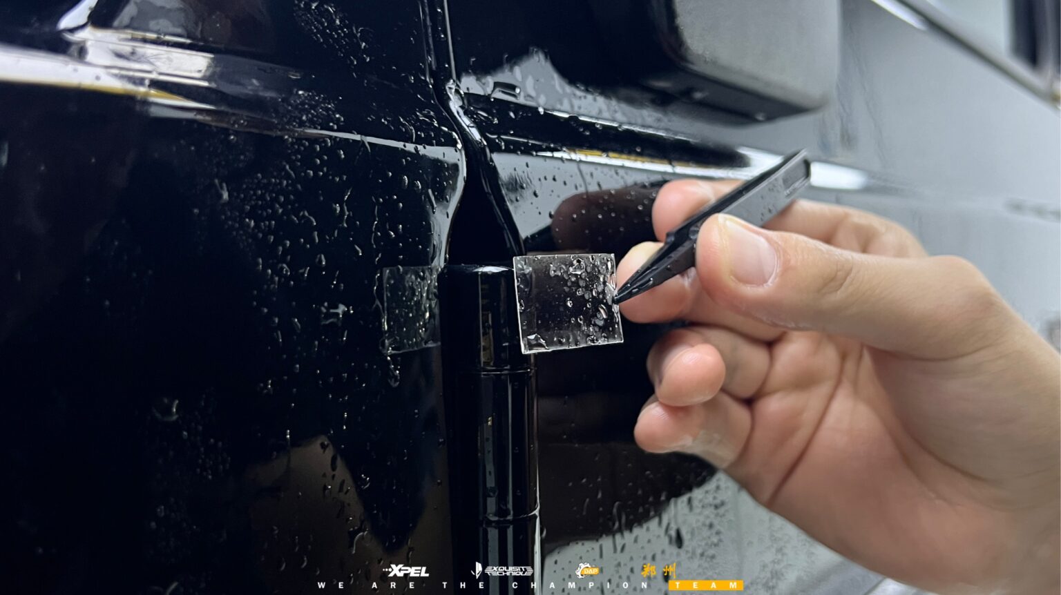 郑州XPEL外星人为奔驰G63车尾V8字标处隐形车衣包边细节