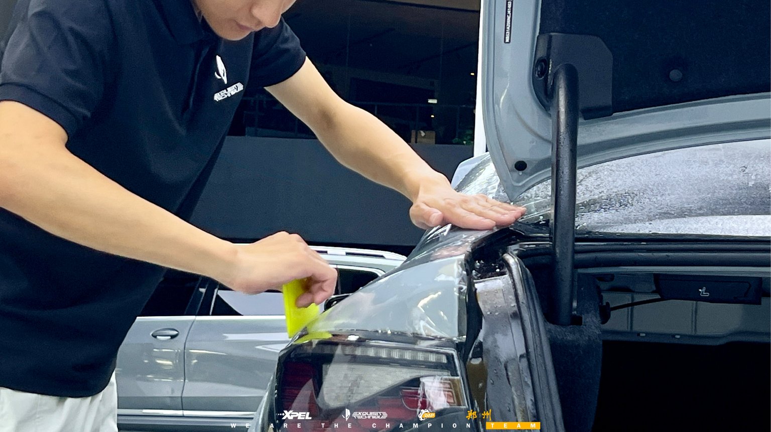 技师在宝马 M4 门框处贴合膜体
