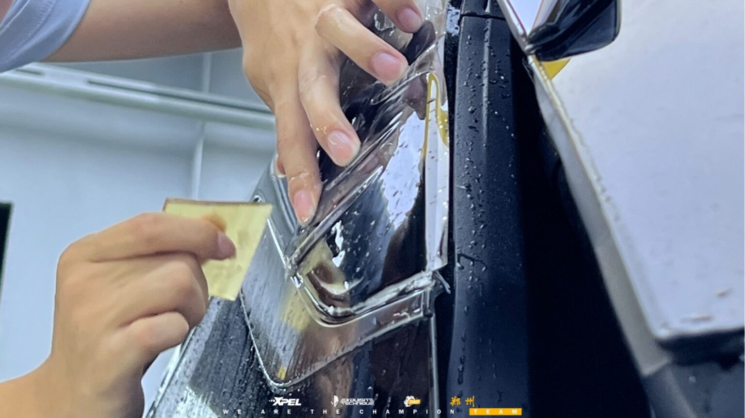 郑州XPEL外星人为雷克萨斯LM500h车窗隐形车衣施工近景