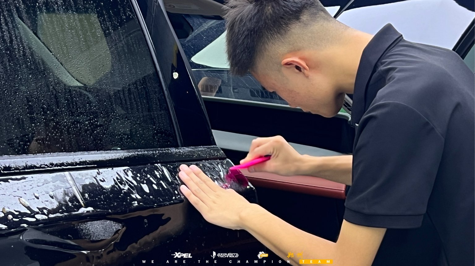 技师在林肯航海家前风挡边缘贴合膜体