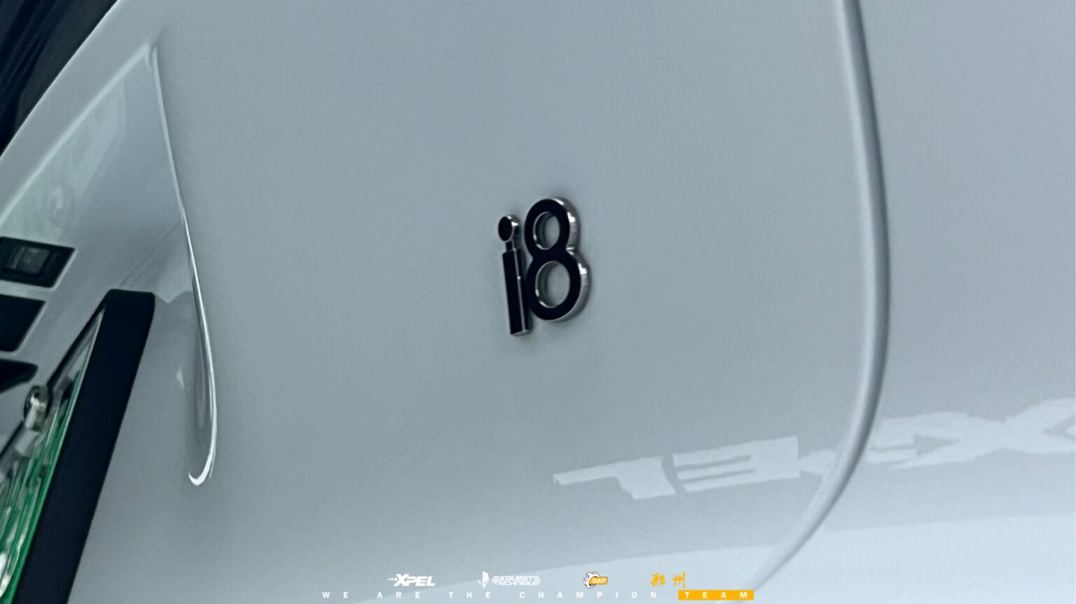 理想 i8「理想」中文字标贴膜特写,膜面平整