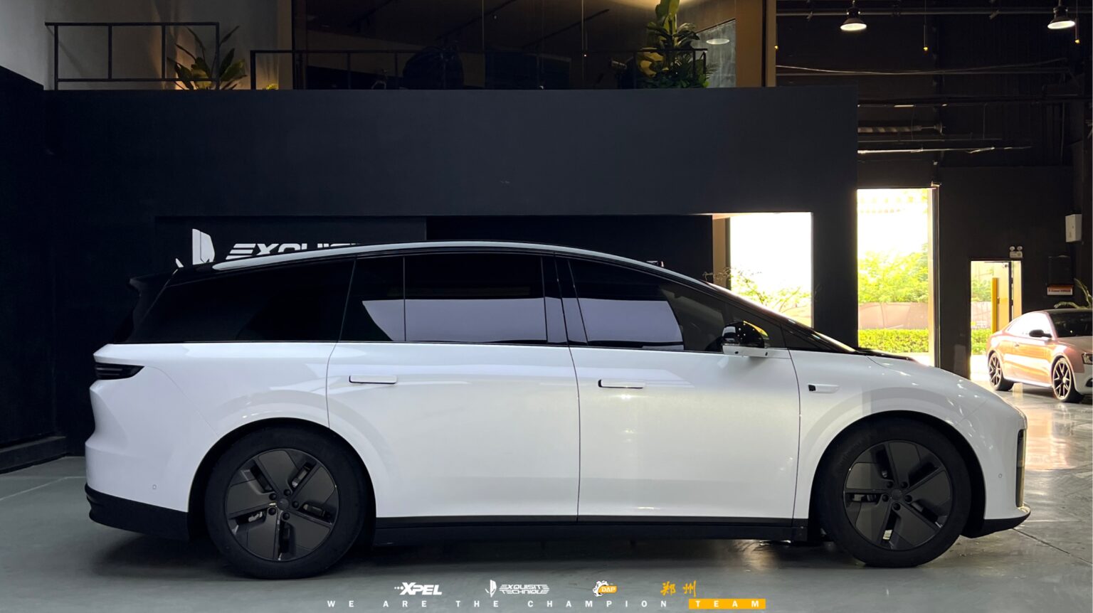 郑州理想 i8 装贴 XPEL 隐形车衣展厅完工实拍,米白车身黑色车顶