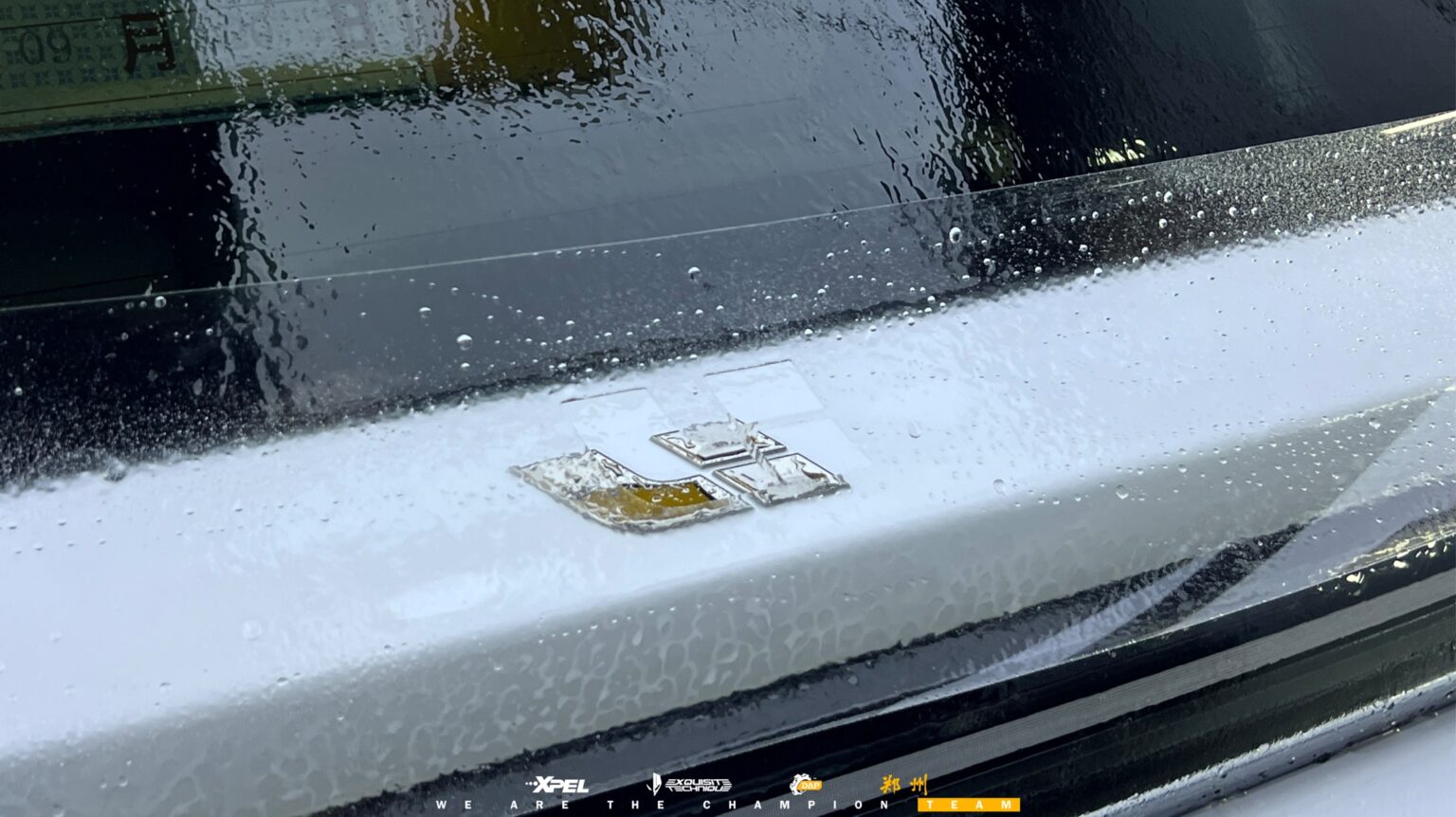 理想 i8 门板贴膜特写,可见水痕与膜面纹理