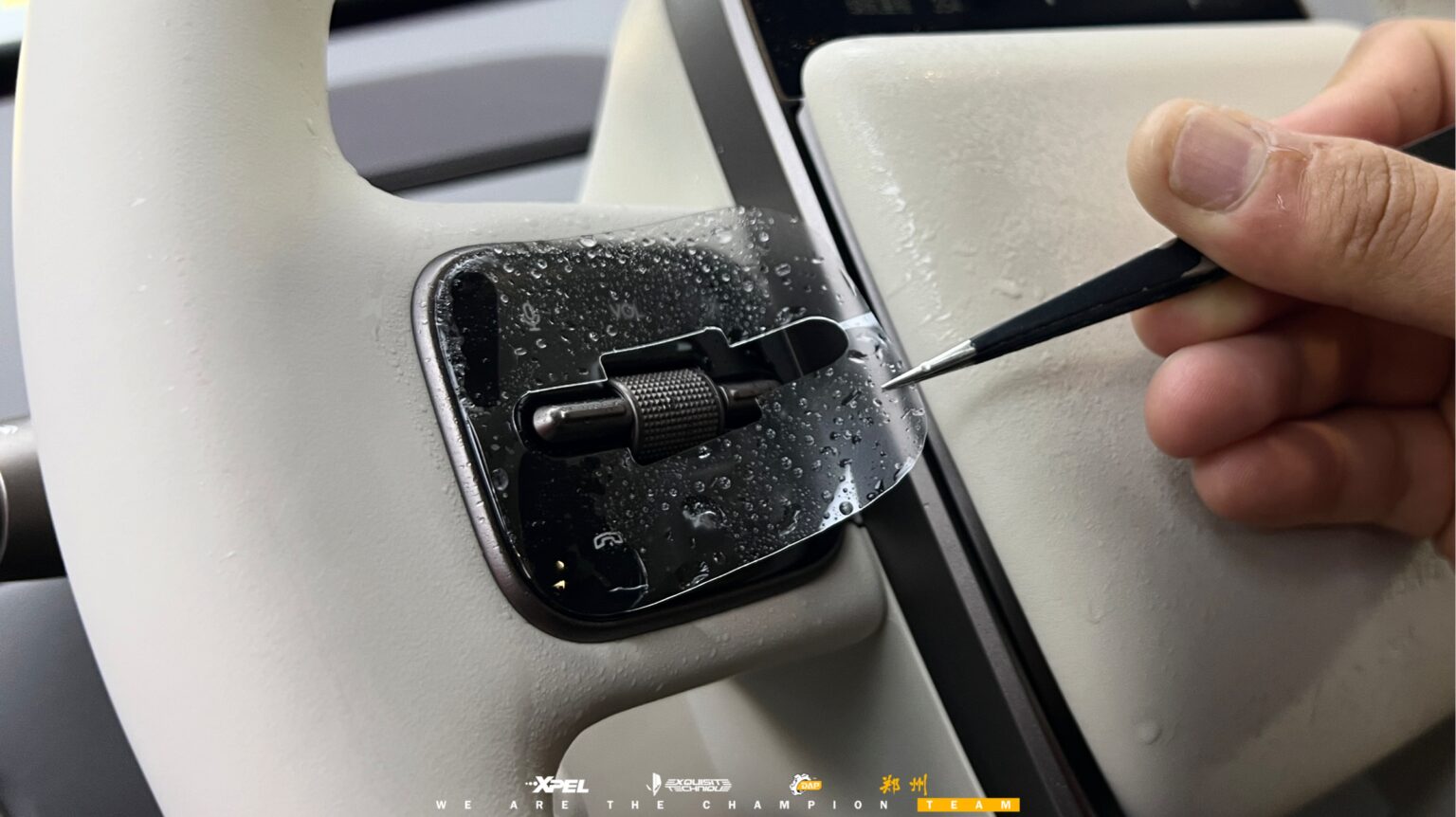 技师用镊子在理想 i8 门板传感器区域做精细收边
