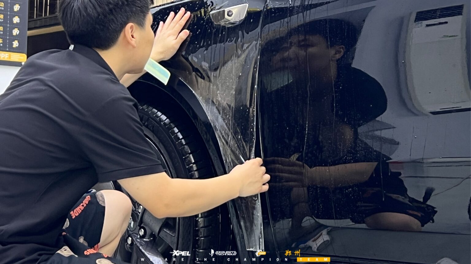 郑州XPEL外星人技师为理想L9前翼子板区域装贴隐形车衣