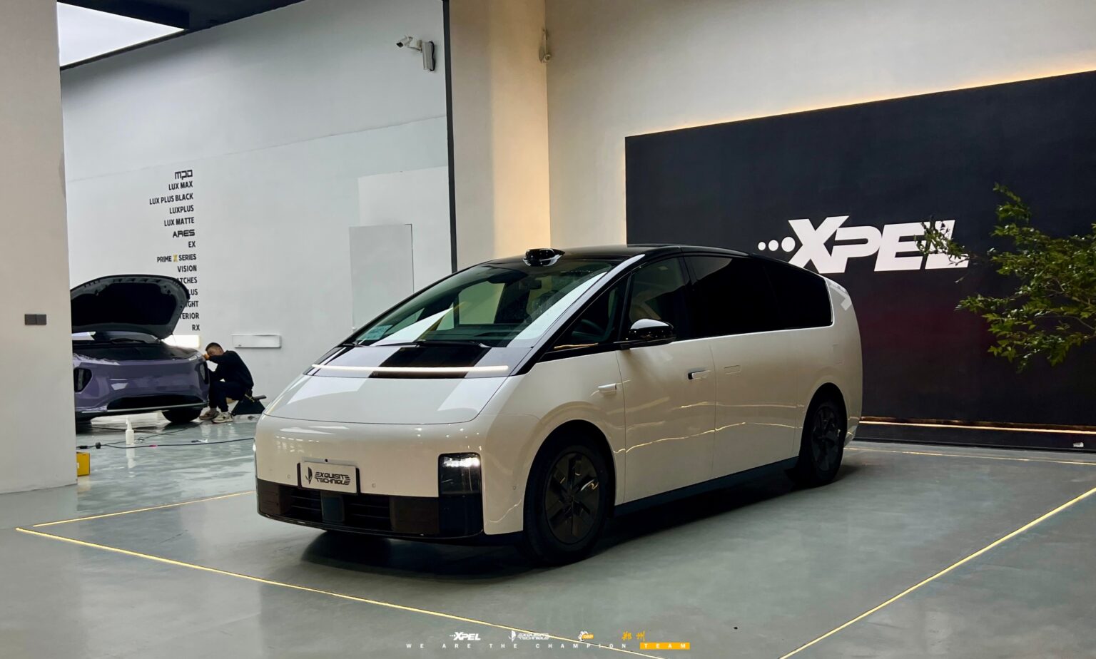 郑州理想 MAGE 装贴 XPEL 隐形车衣展厅完工实拍,白色车身侧前视角