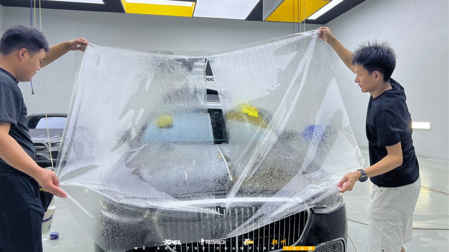 郑州XPEL外星人技师为迈巴赫S480施工前整车遮蔽整备作业