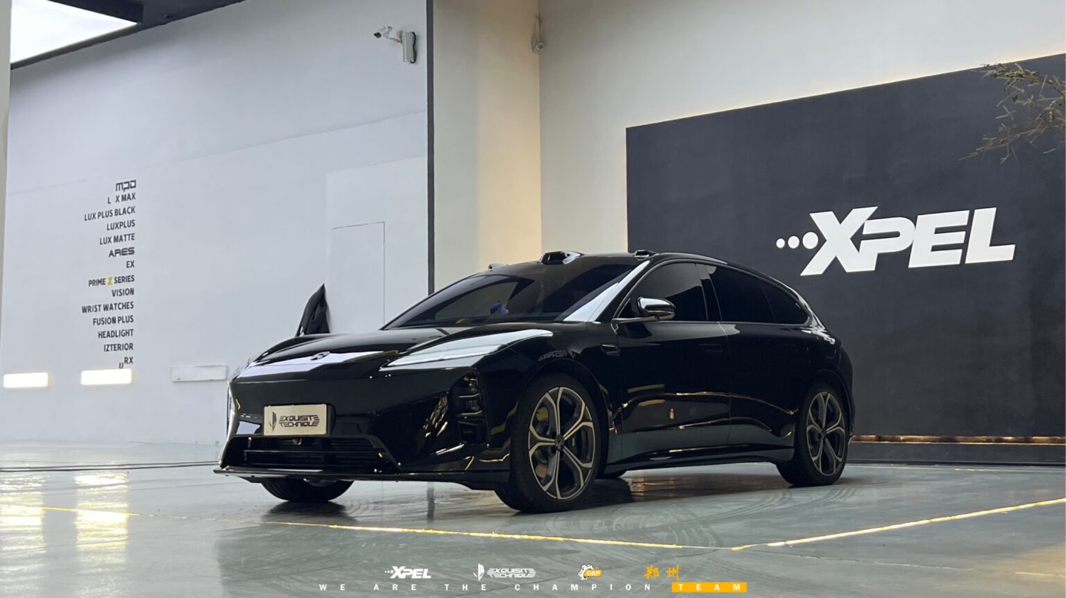 郑州蔚来 ET5T 装贴 XPEL 隐形车衣展厅完工实拍,黑色轿跑侧前视角