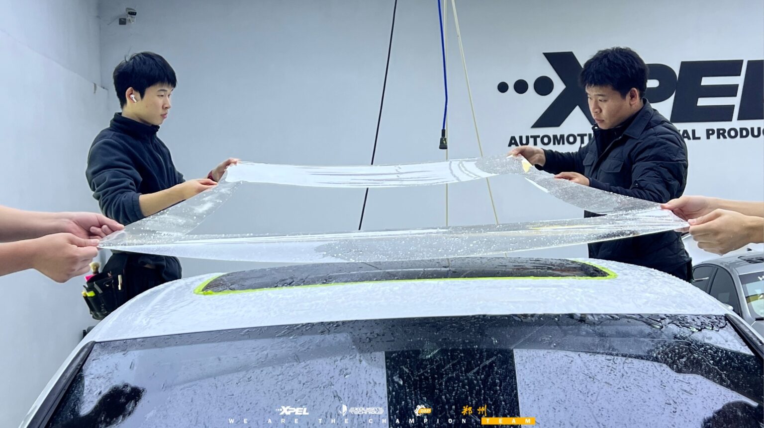 郑州XPEL外星人技师为保时捷卡宴车顶区域装贴隐形车衣