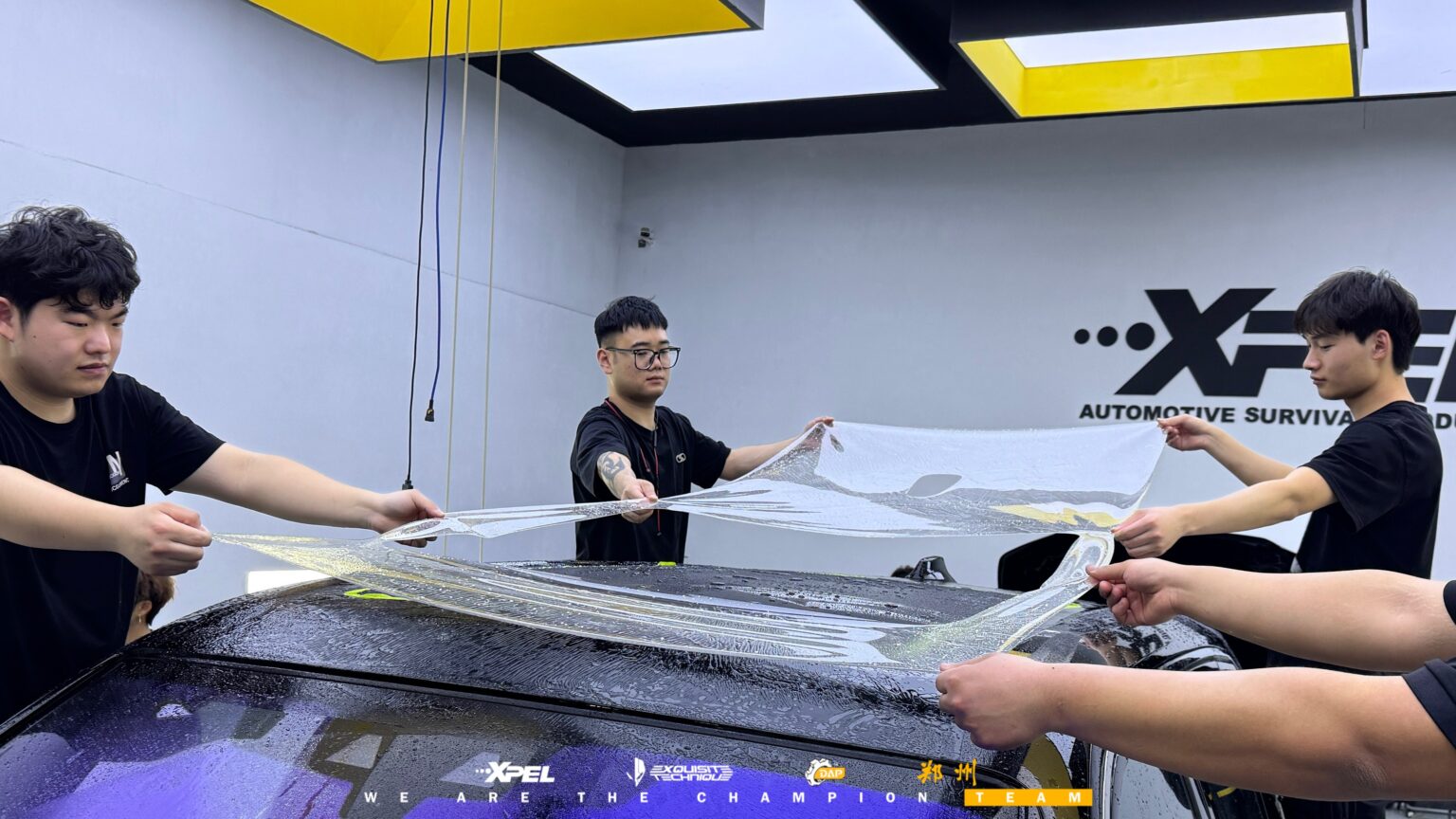 郑州XPEL外星人三名技师协作贴劳斯莱斯库里南机盖隐形车衣