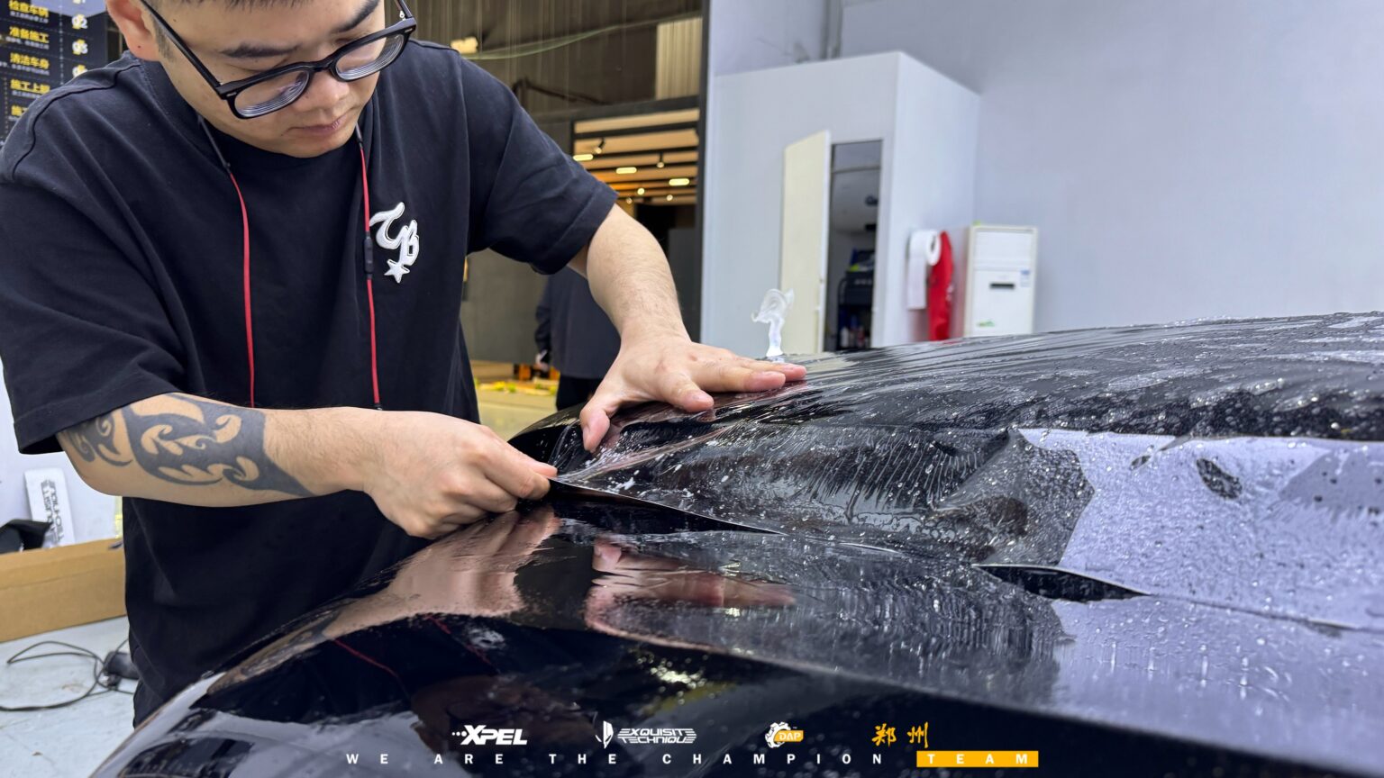 郑州XPEL外星人技师为劳斯莱斯库里南发动机盖装贴隐形车衣