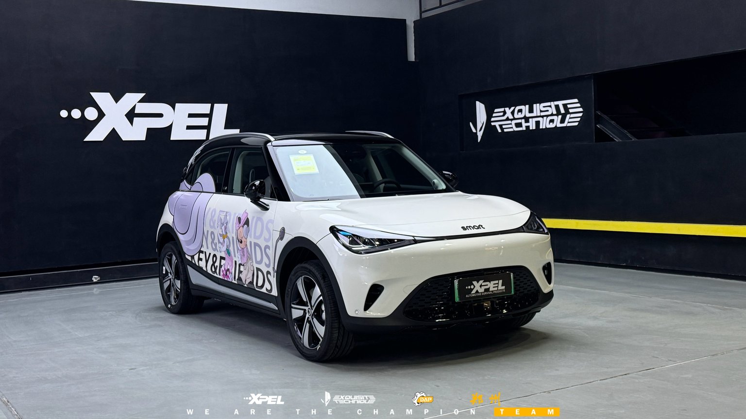 郑州 Smart 精灵装贴 XPEL 隐形车衣展厅完工实拍,白色车身配黑色车顶