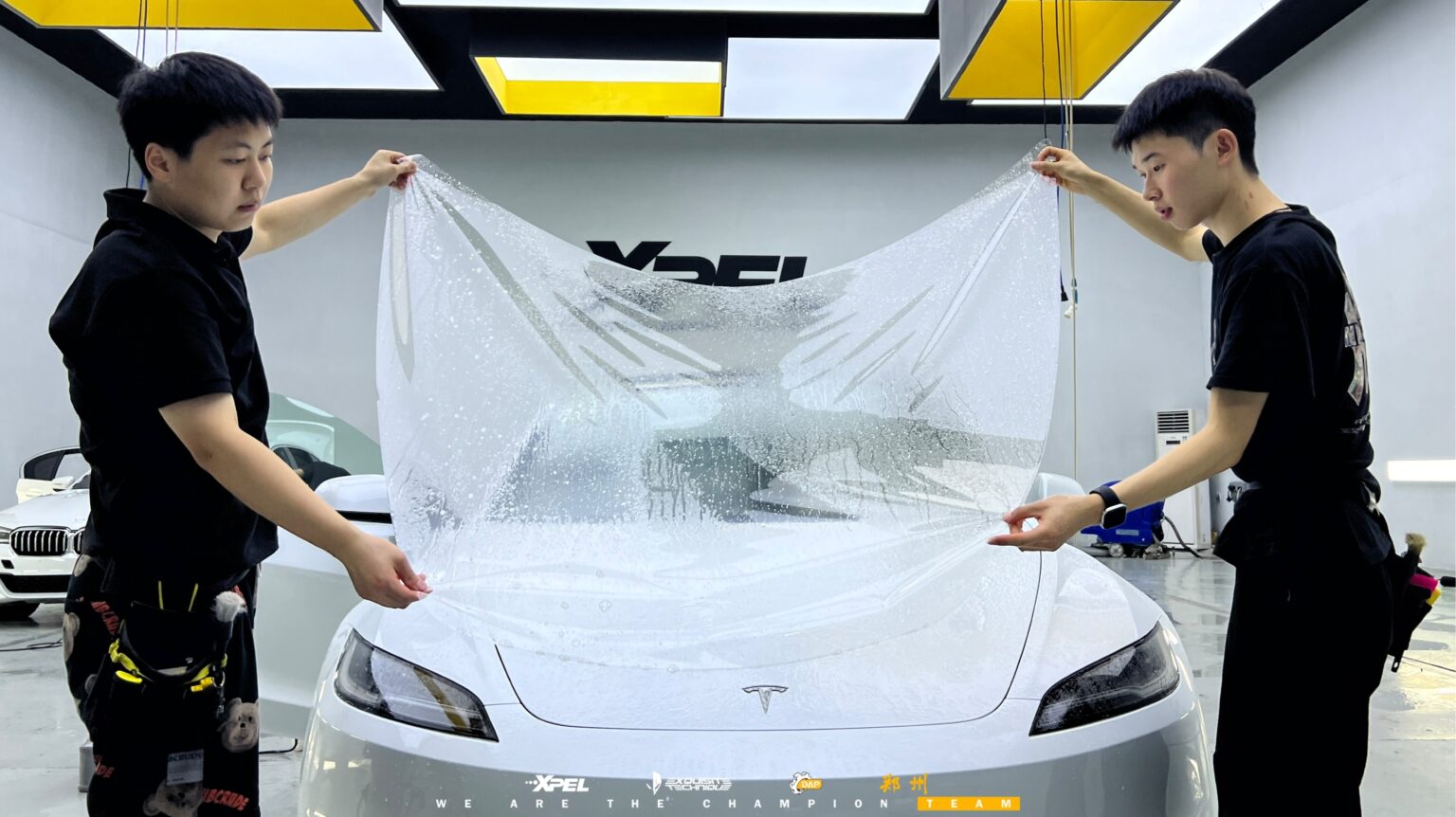 郑州XPEL外星人技师协作贴特斯拉Model 3前脸
