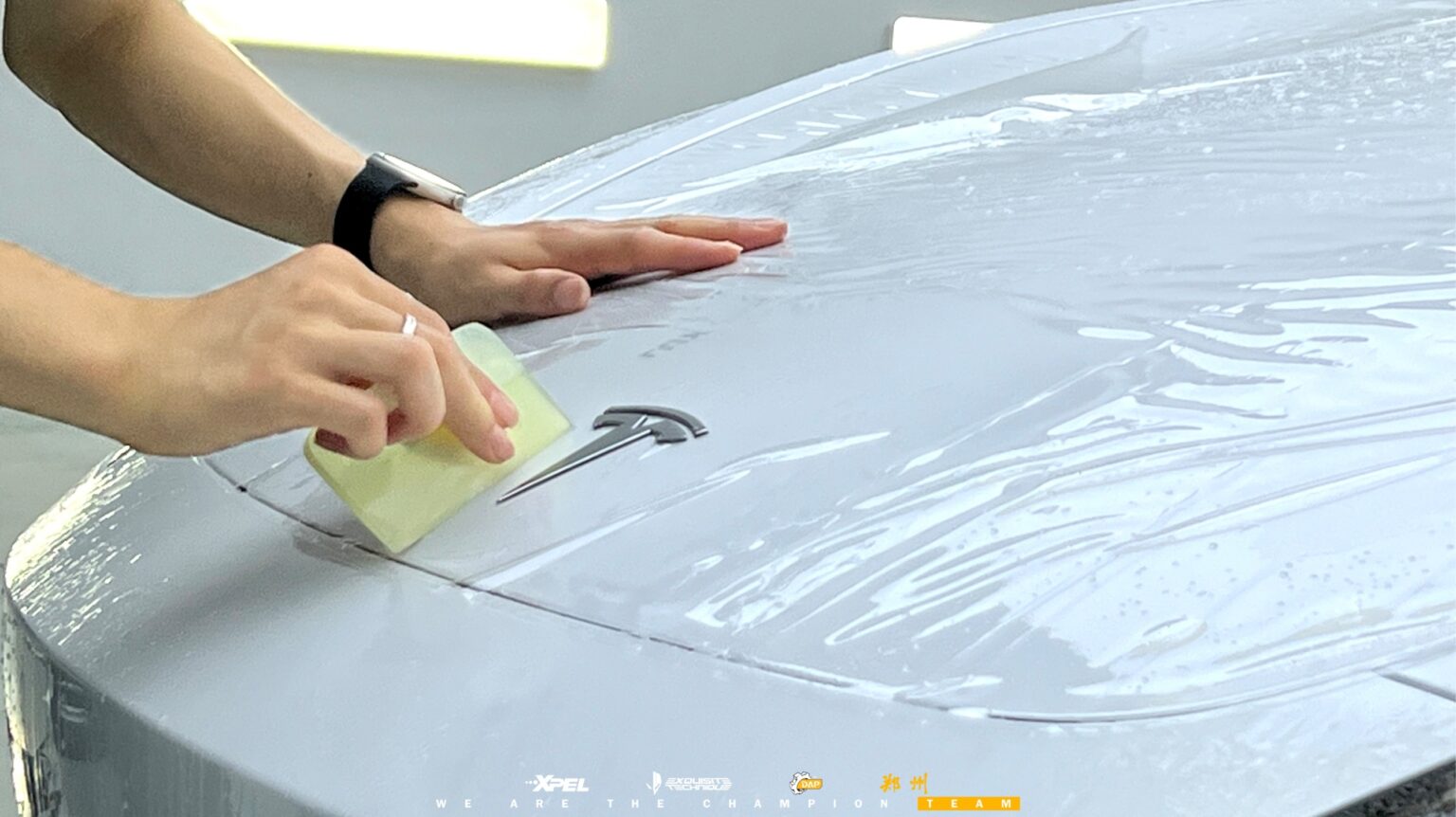 郑州XPEL外星人为特斯拉Model 3引擎盖赶水定型