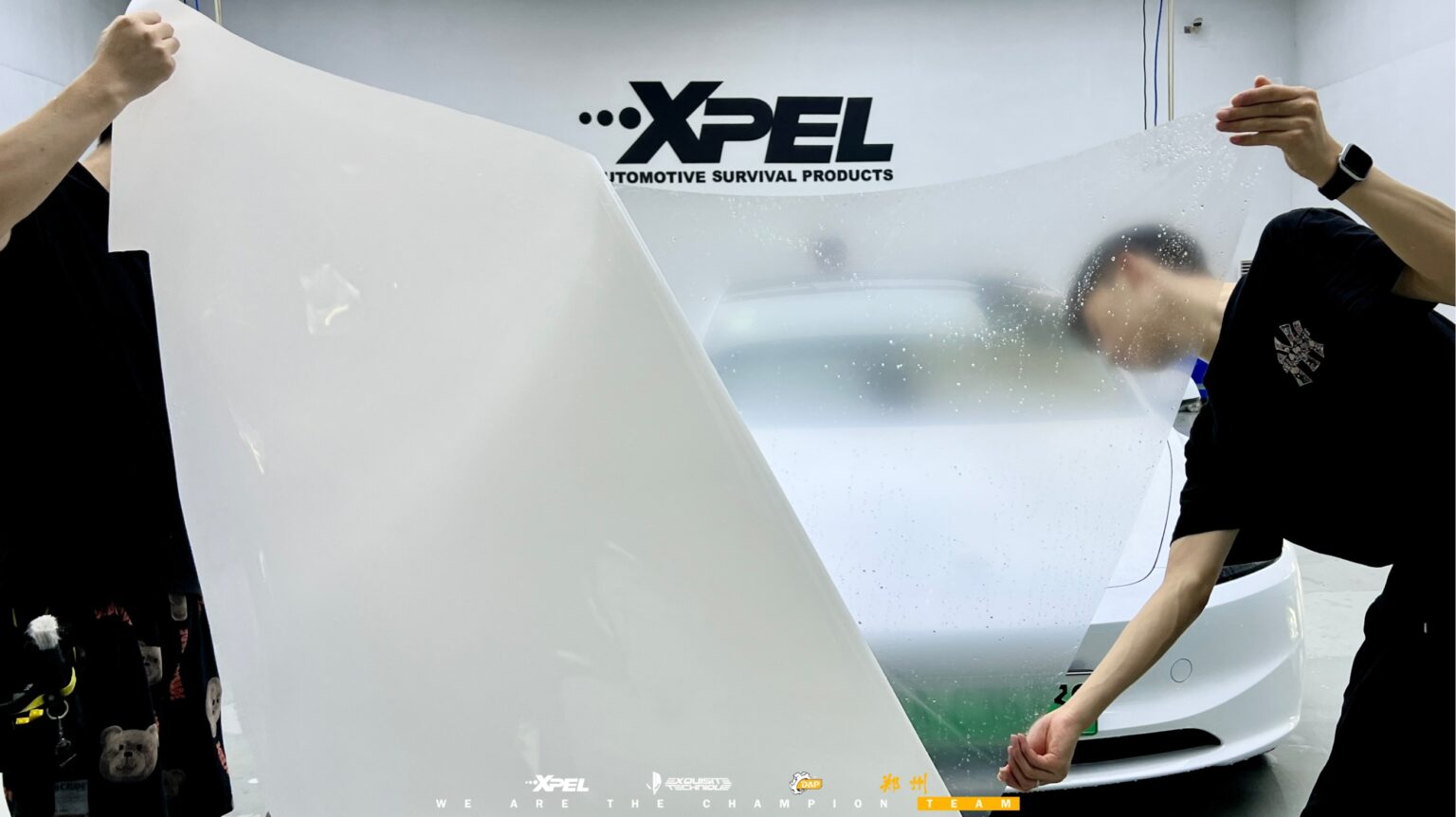 郑州XPEL外星人恒温无尘工位为特斯拉Model 3覆膜