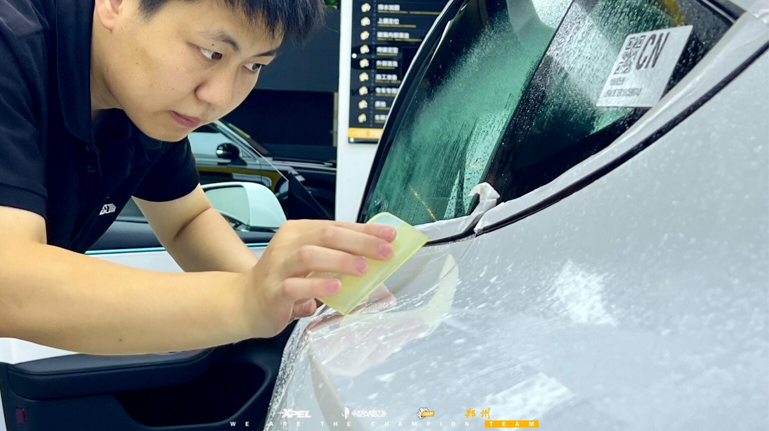 郑州XPEL外星人技师处理特斯拉Model 3车窗收边