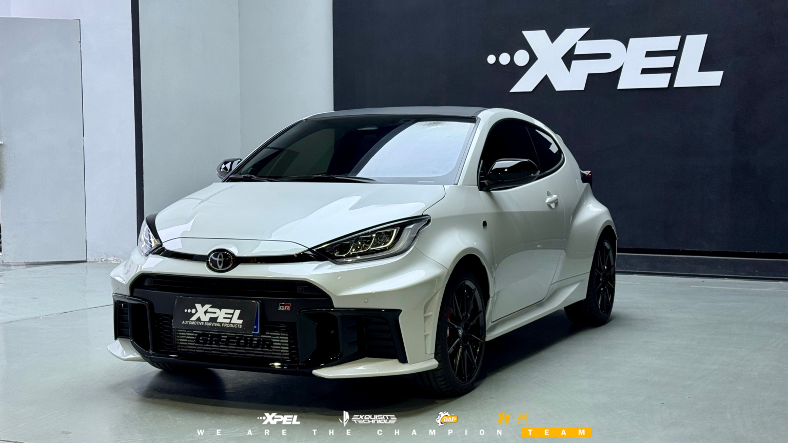 郑州丰田雅力士 GR 装贴 XPEL 隐形车衣展厅完工正面实拍,白色车身