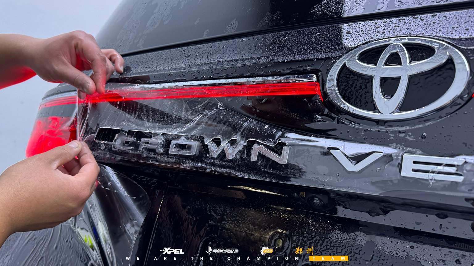 丰田威尔法「CROWN VELLFIRE」与 TOYOTA 车标贴膜特写，膜面平整