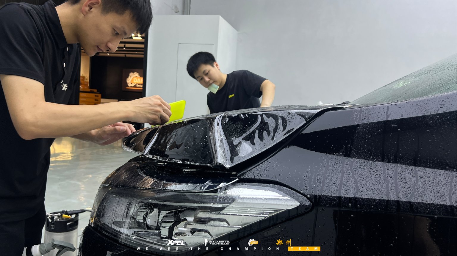 技师在魏牌高山8 前脸直瀑格栅处贴膜