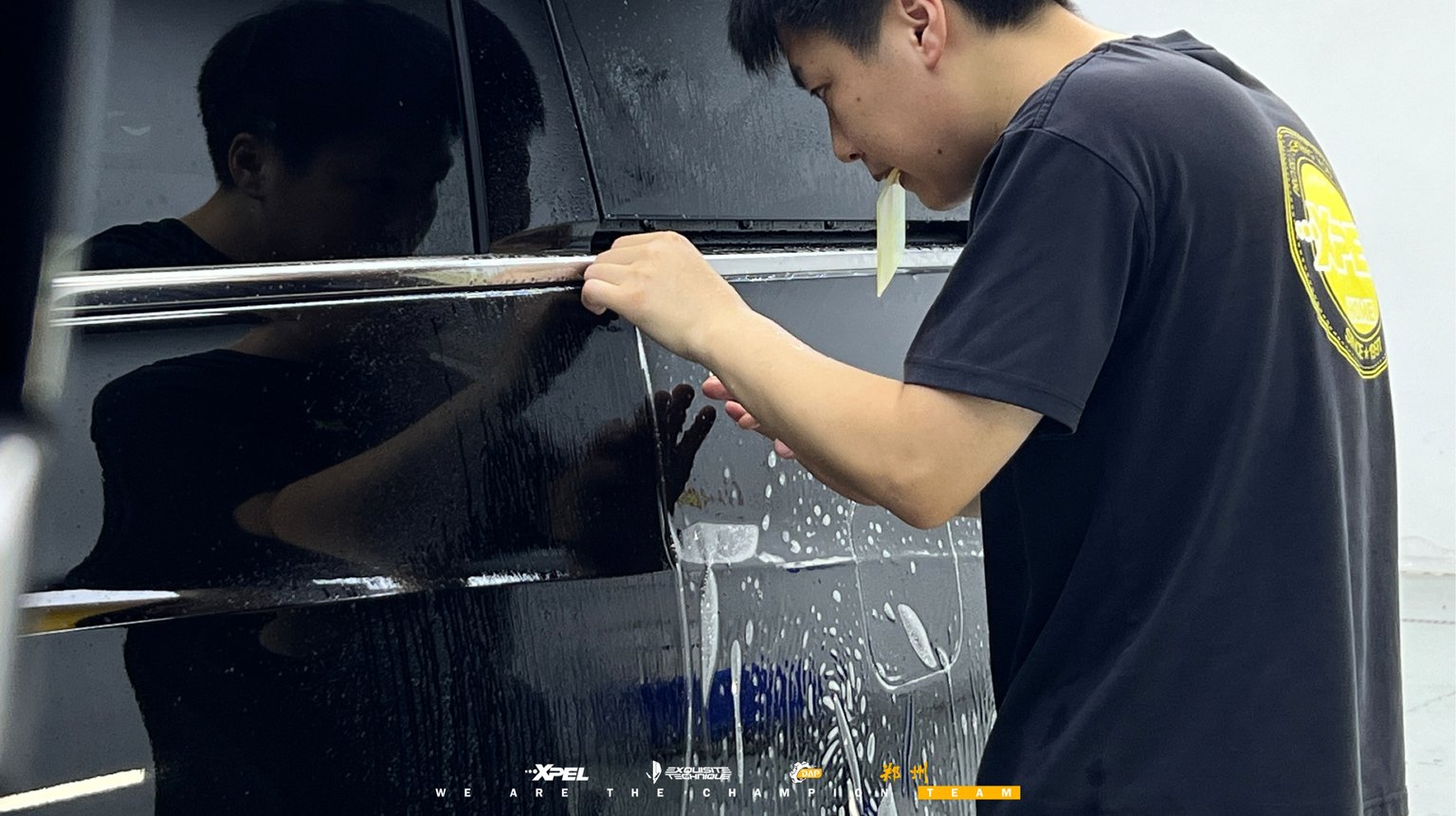 技师双手持膜体在魏牌高山8 侧窗镀铬饰条处比对裁切