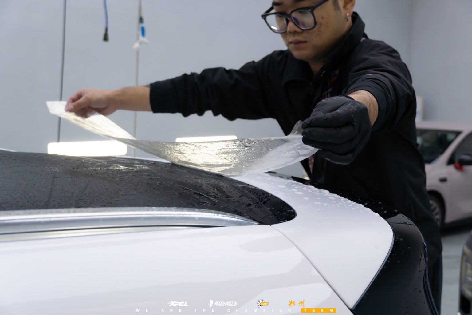 郑州XPEL外星人技师为问界M8前机盖装贴隐形车衣施工中