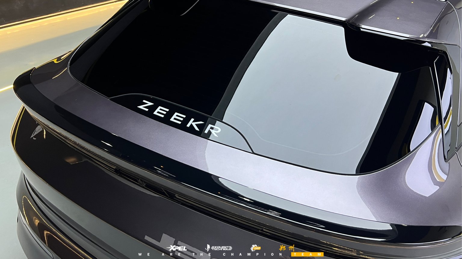 极氪 007GT 车尾 ZEEKR 字标特写,灰紫色车漆呈现哑光质感