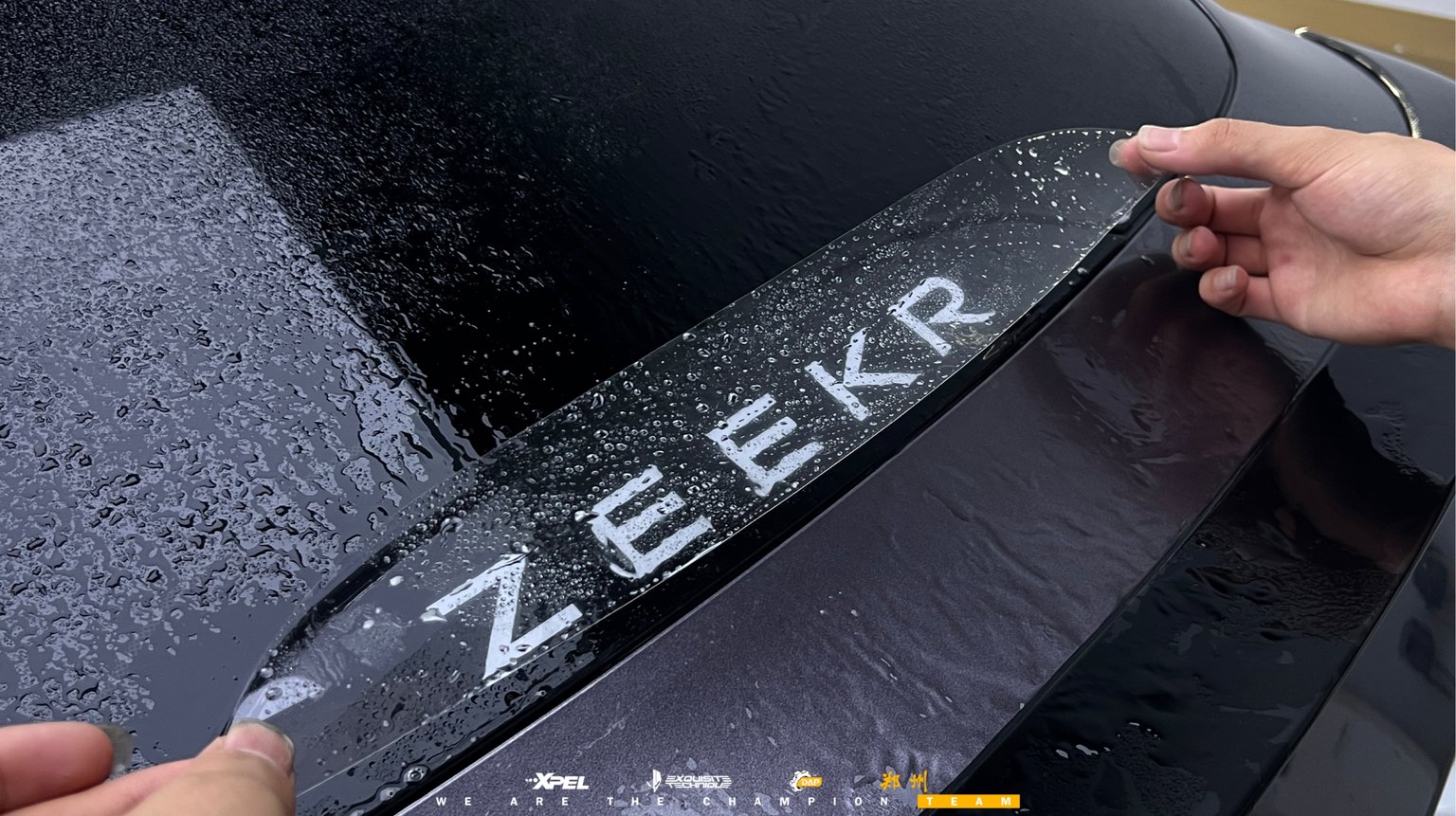 极氪 007GT ZEEKR 车标贴膜特写,膜面可见 ZEEKR 字样