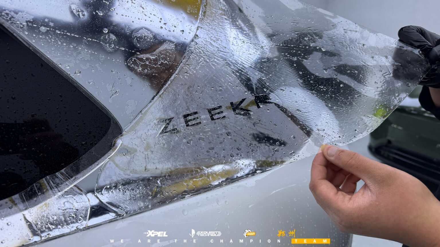 郑州XPEL外星人为极氪9X车身ZEEKR字标处车衣贴合细节